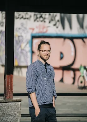 Einlass & Bewirtung ab 17:00 Uhr - Arne Semsrott - mit „Gegenmacht“ – Aktivistische Satire