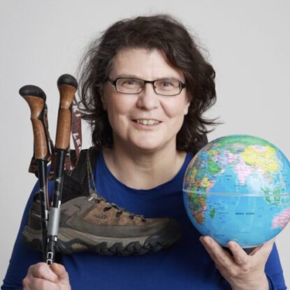 Christine Thürmer mit Globus & Wanderstöcken